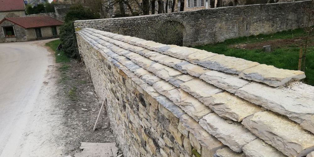 Construction de mur en pierres de bourgogne et laves