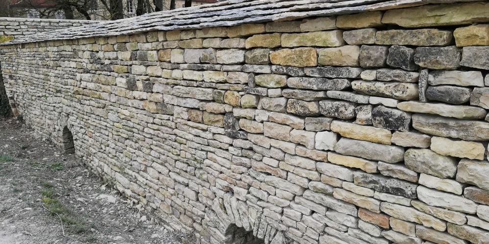 Construction de mur en pierres de bourgogne et laves