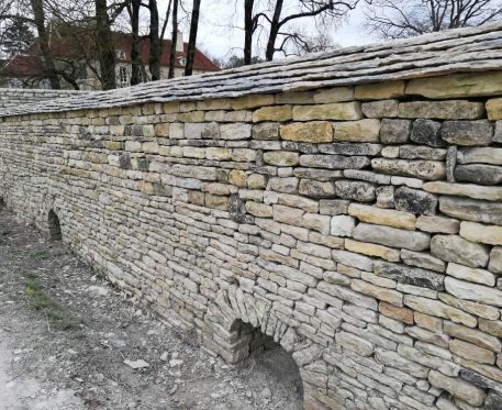 Construction de mur en pierres de bourgogne et laves