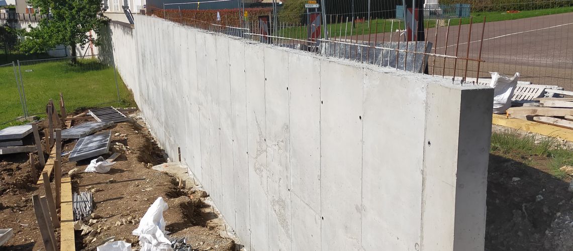 Mur de soutènement en béton armé  à Vezinnes