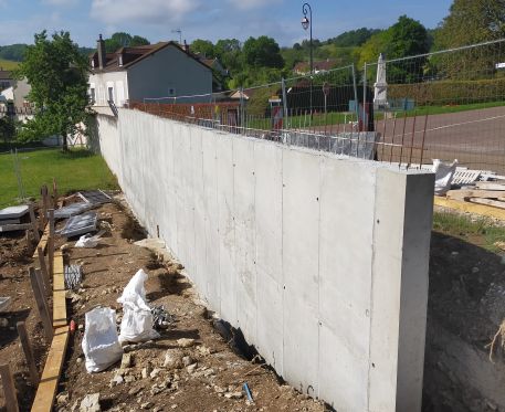 Mur de soutènement en béton armé  à Vezinnes