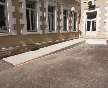 Réalisation d’une rampe en béton désactivé au Lycée de Tonnerre